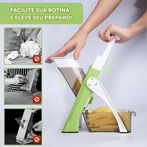Mulher idosa cortando legumes com segurança usando cortador manual com alavanca